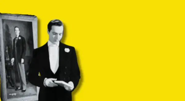 Un hombre con esmoquin mira un retrato antiguo, evocando un aire de romance gótico y misterio.