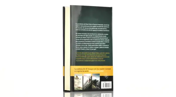 Libros de María Oruña en orden: "Puerto Escondido", "Un lugar a donde ir" y "Donde fuimos invencibles".