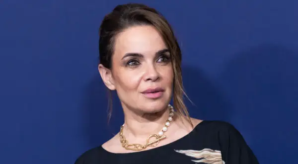 Carme Chaparro, con su estilo impecable, parece lista para organizar sus libros, quizás inspirada por el orden y la elegancia.
