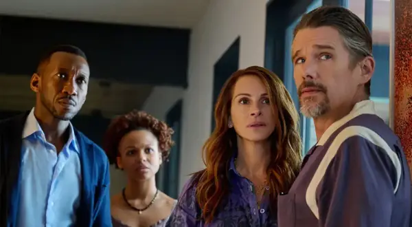 Mahershala Ali, Julia Roberts, Ethan Hawke y Myha'la Herrold miran con preocupación. Un resumen de "Dejar el mundo atrás" sugiere tensión.