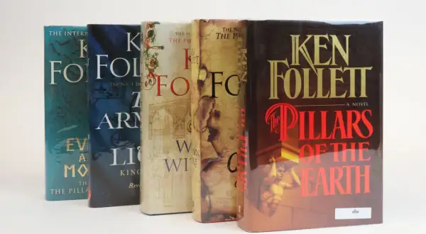 Libros de Ken Follett en orden: "The Pillars of the Earth" y otros títulos.