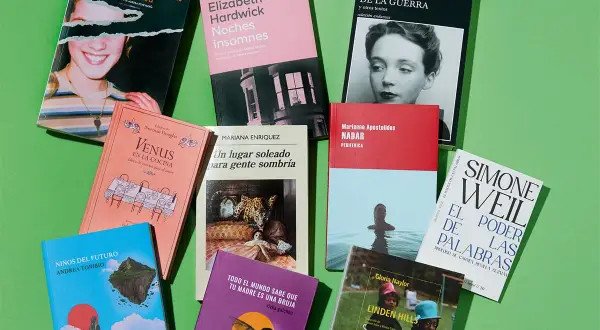 Un surtido de libros sorprendentes, con títulos como "Venus en la cocina" y "Cuadernos de la guerra", dispuestos sobre un fondo verde.