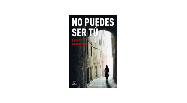 Portada del libro "No puedes ser tú" de Luis A. Santamaría. Una mujer camina por una calle estrecha y antigua.