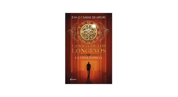 La portada del libro "La saga de los longevos: La vieja familia" muestra un símbolo de infinito y un hombre solitario en un pasillo.