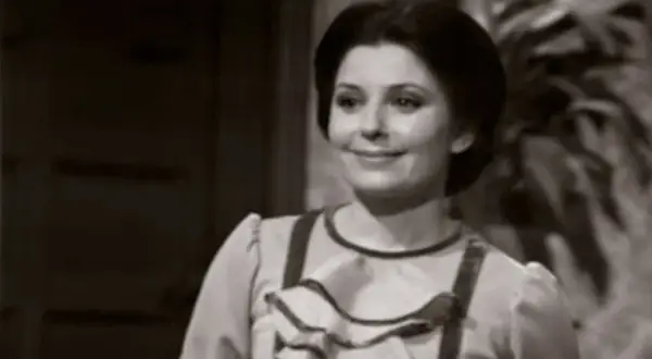 Pepita Jiménez, con su sonrisa pícara, parece contar un secreto. Un resumen de su vida, quizás.
