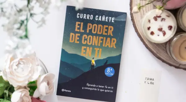 Libros que te cambian la forma de pensar: "El poder de confiar en ti" de Curro Cañete, rodeado de flores y velas.