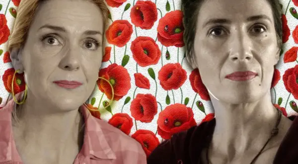 Dos mujeres frente a un fondo de amapolas rojas. El pan de limón con semillas de amapola es un postre delicioso.