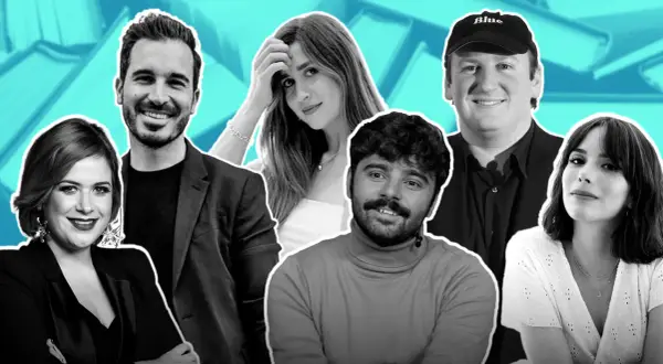 Seis escritores madrileños actuales sonríen ante la cámara, rodeados de libros azules.