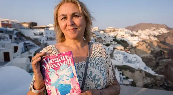 Megan Maxwell, autora de la saga "Guerreras Maxwell", presenta su libro "Nuestro largo adiós" en un idílico paisaje griego.