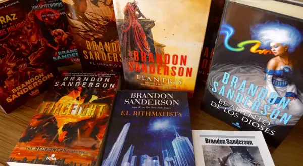 Colección de libros de Brandon Sanderson, incluyendo "El Aliento de los Dioses", "El Rithmatista" y "Firefight".