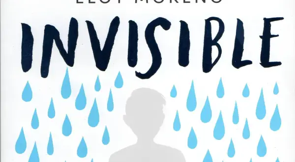 Resumen de "Invisible" de Eloy Moreno: un niño se siente invisible entre gotas de lluvia azules.