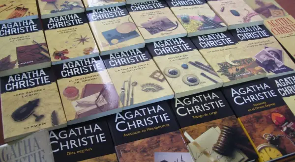 Un orden de libros de Agatha Christie, con títulos como "Diez negritos" y "Asesinato en Mesopotamia", listos para ser leídos.