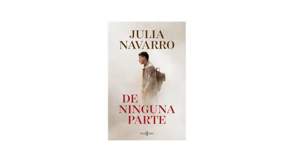 Portada del libro "De ninguna parte" de Julia Navarro. Un hombre con mochila camina hacia la derecha, envuelto en una atmósfera brumosa.