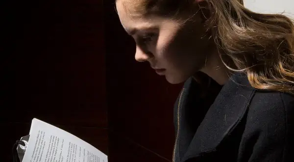 Joven leyendo un libro, inspirada por escritores de terror actuales.