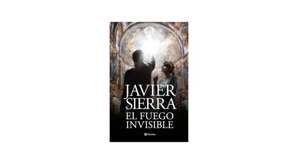 Portada del libro "El fuego invisible" de Javier Sierra. Dos personas observan un brillo intenso en el interior de una iglesia decorada con frescos.