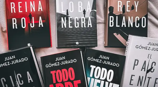 Libros de Juan Gómez-Jurado: Reina Roja, Loba Negra, Rey Blanco, El Paciente, Cicatriz y Todo Arde. El orden de lectura es importante para seguir la trama.