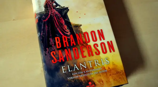 Portada de "Elantris" de Brandon Sanderson, edición X aniversario. ¿Qué leer después de Elantris?