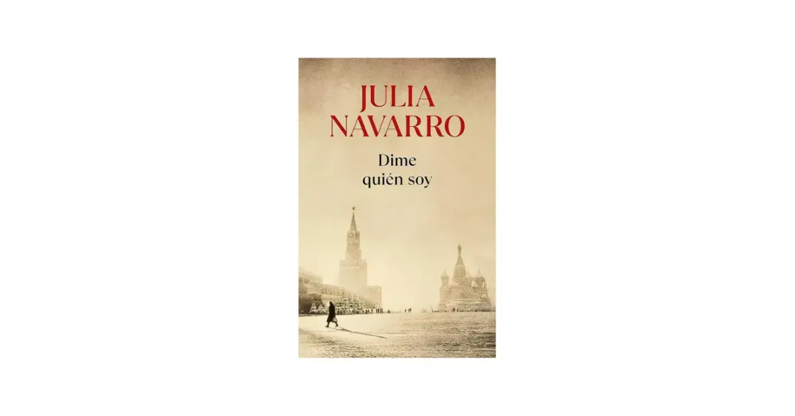 Portada del libro "Dime quién soy" de Julia Navarro. Un resumen visual de la historia, con una figura solitaria caminando en la Plaza Roja de Moscú, bajo un cielo nublado.