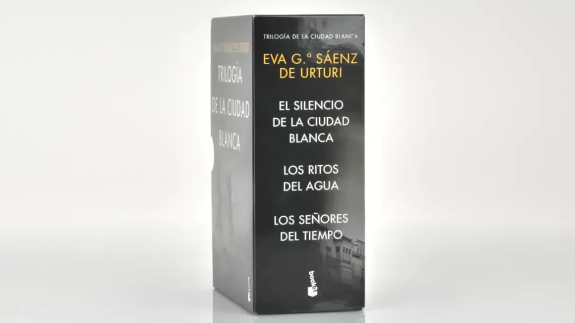 La trilogía "Ciudad Blanca" de Eva G. Sáenz de Urturi, en orden: "El Silencio de la Ciudad Blanca", "Los Ritos del Agua" y "Los Señores del Tiempo".