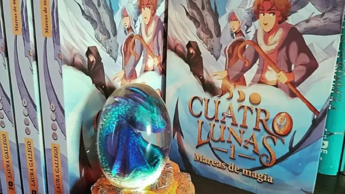 Un huevo de dragón de cristal y libros de "Cuatro Lunas" de Laura Gallego, un ejemplo de literatura fantástica española.