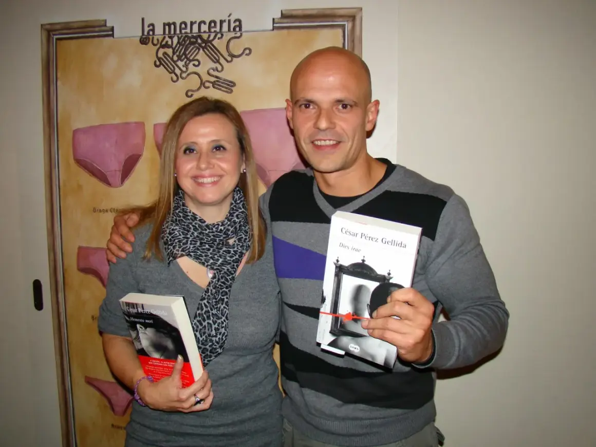César Pérez Gellida y una fan posan con sus libros "Memento mori" y "Dies irae".