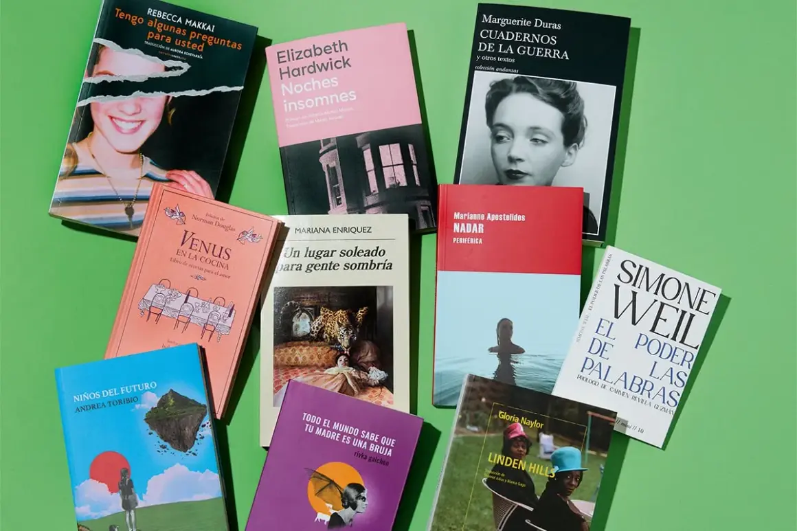 Un surtido de libros sorprendentes, con títulos como "Venus en la cocina" y "Cuadernos de la guerra", dispuestos sobre un fondo verde.