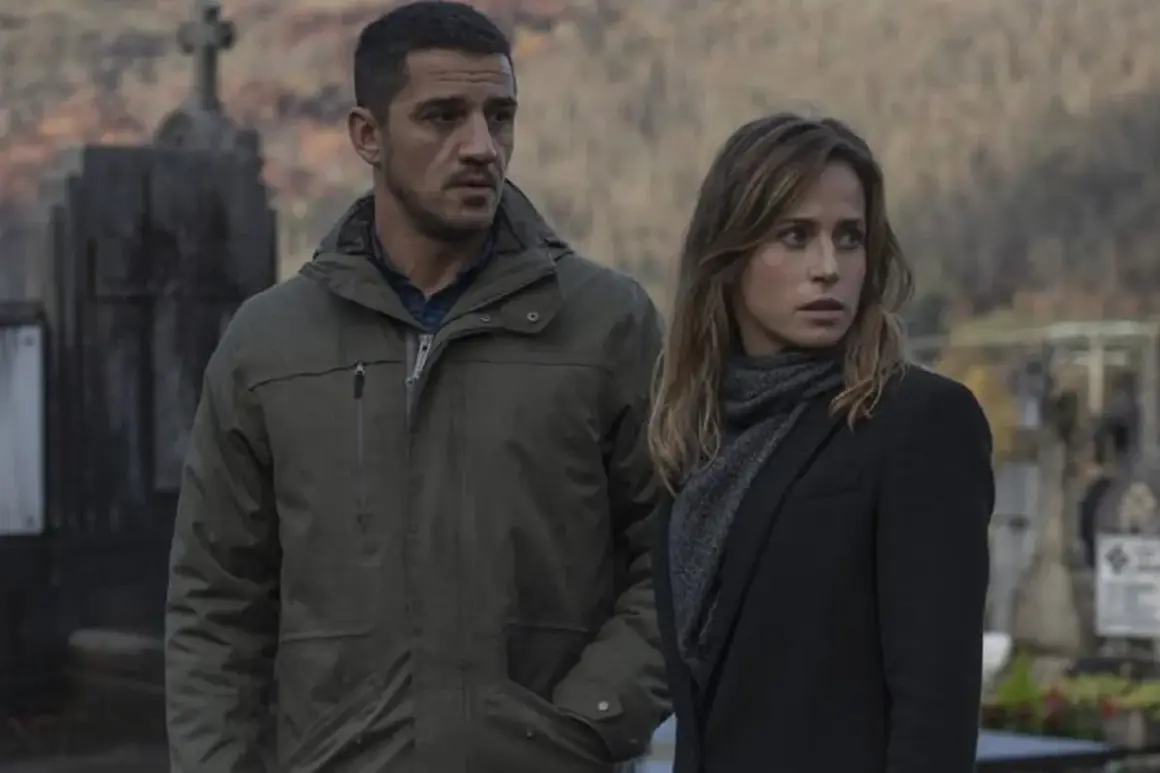 Un hombre y una mujer en un cementerio, con aspecto preocupado. Podría ser una escena del resumen de "Ofrenda a la tormenta".