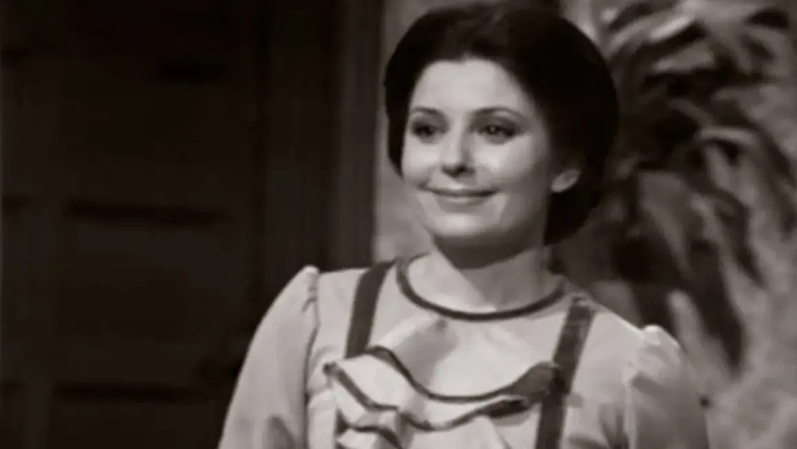 Pepita Jiménez, con su sonrisa pícara, parece contar un secreto. Un resumen de su vida, quizás.
