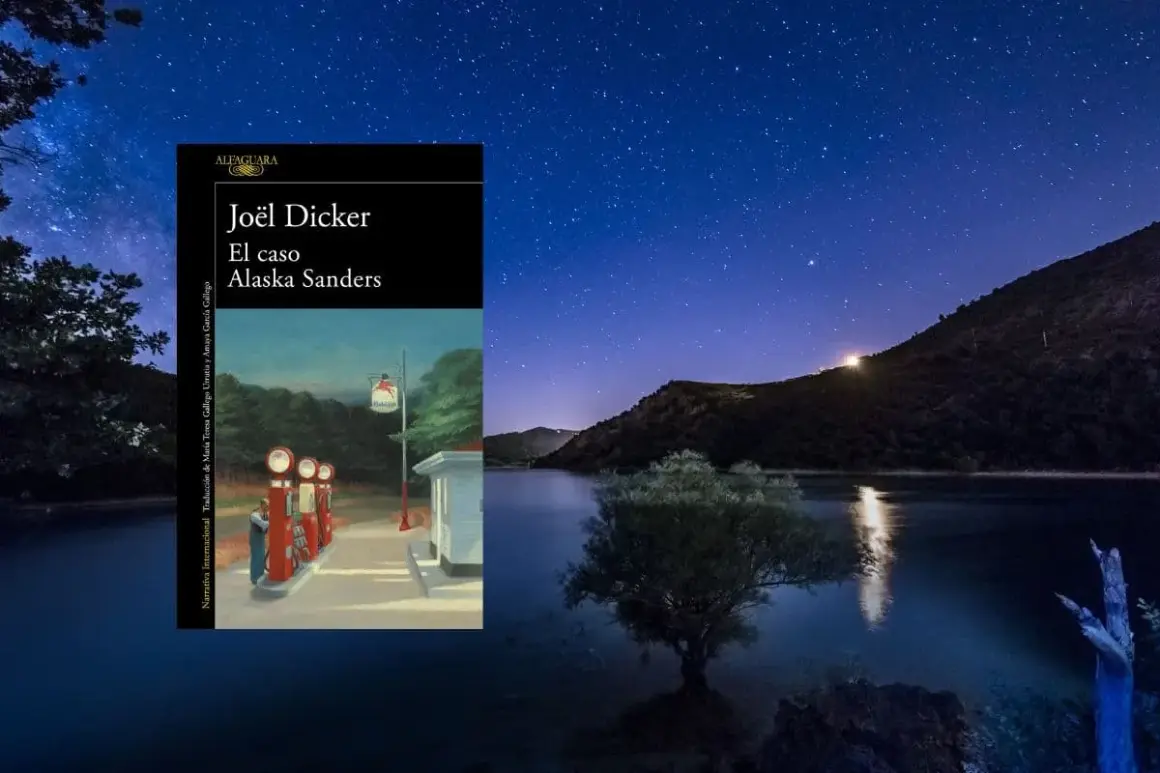 El caso Alaska Sanders, explicado. Portada del libro de Joël Dicker sobre un paisaje nocturno estrellado junto a un lago.
