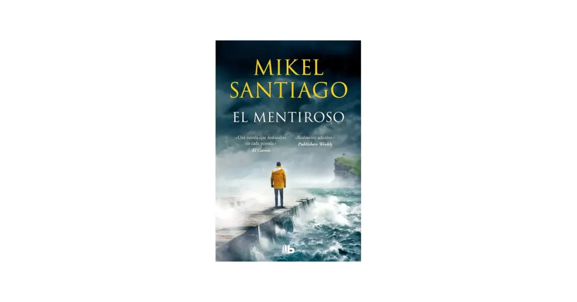 Portada del libro "El mentiroso" de Mikel Santiago. Un hombre de espaldas, con un abrigo amarillo, se asoma a un acantilado con el mar embravecido.