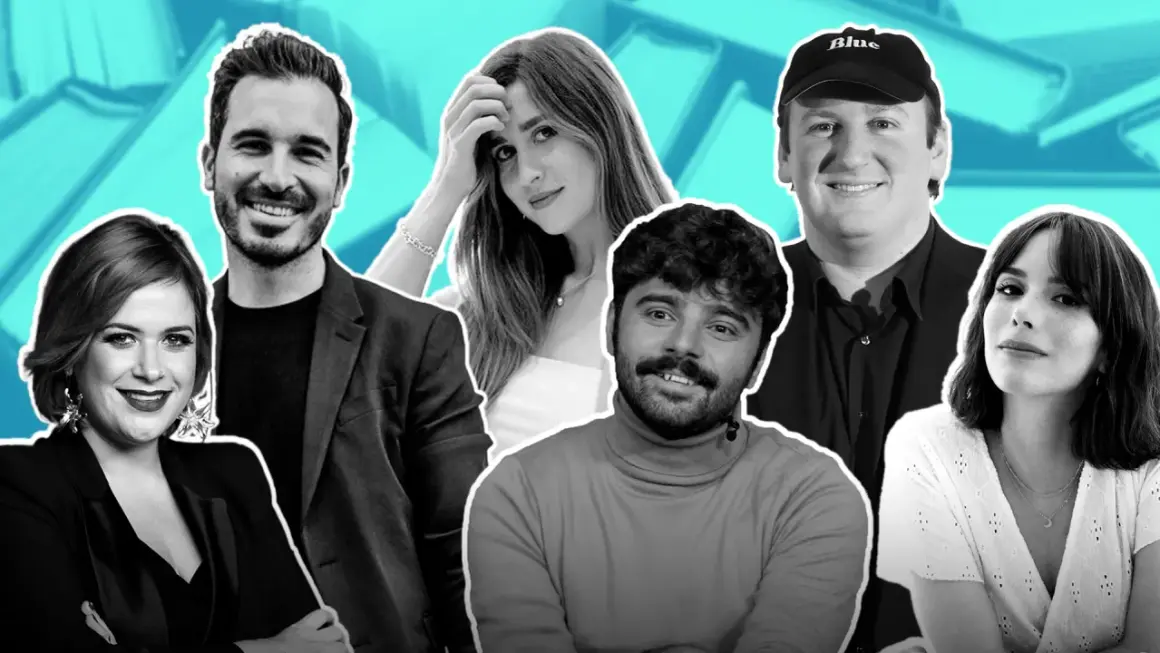 Seis escritores madrileños actuales sonríen ante la cámara, rodeados de libros azules.