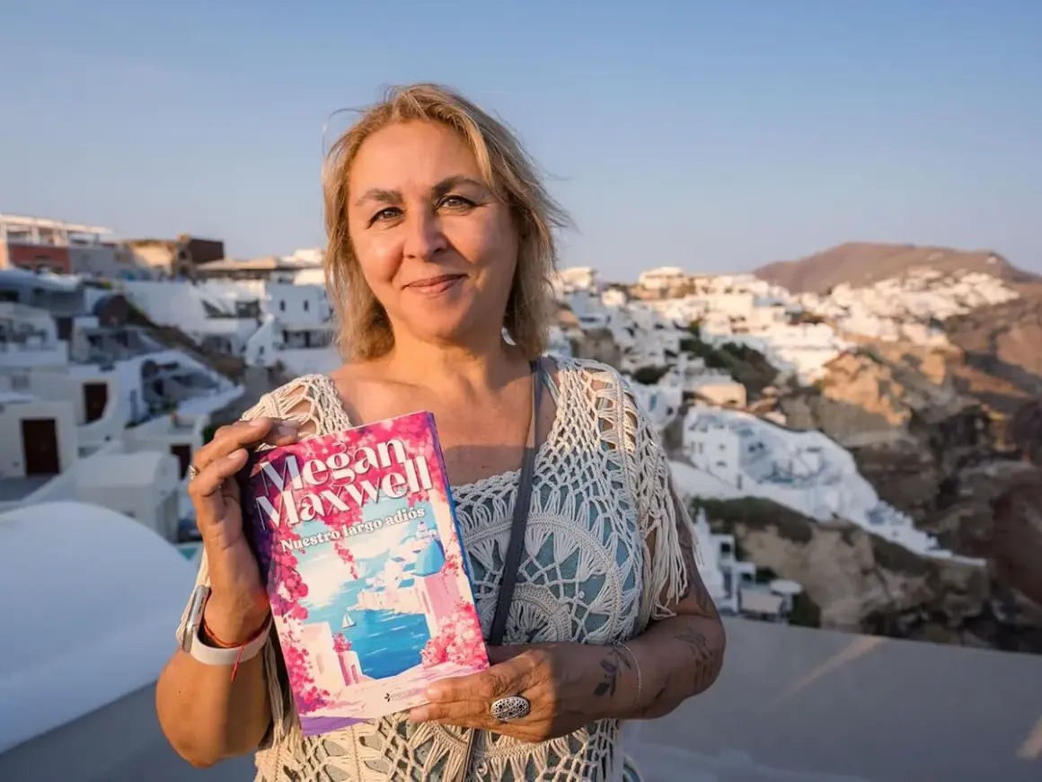 Megan Maxwell, autora de la saga "Guerreras Maxwell", presenta su libro "Nuestro largo adiós" en un idílico paisaje griego.
