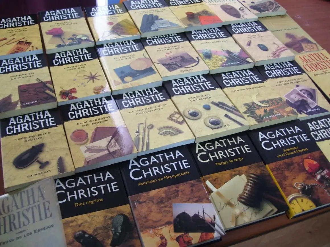 Un orden de libros de Agatha Christie, con títulos como "Diez negritos" y "Asesinato en Mesopotamia", listos para ser leídos.