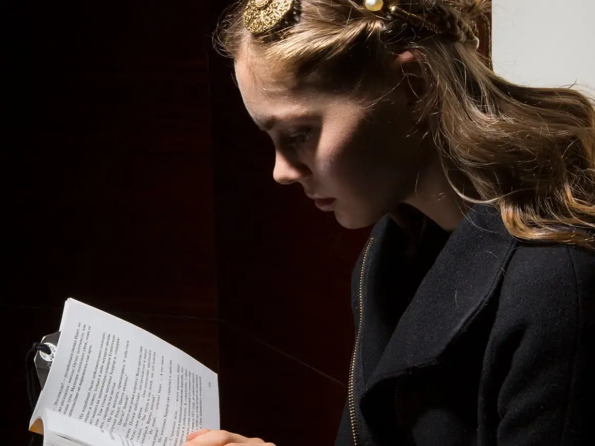 Joven leyendo un libro, inspirada por escritores de terror actuales.