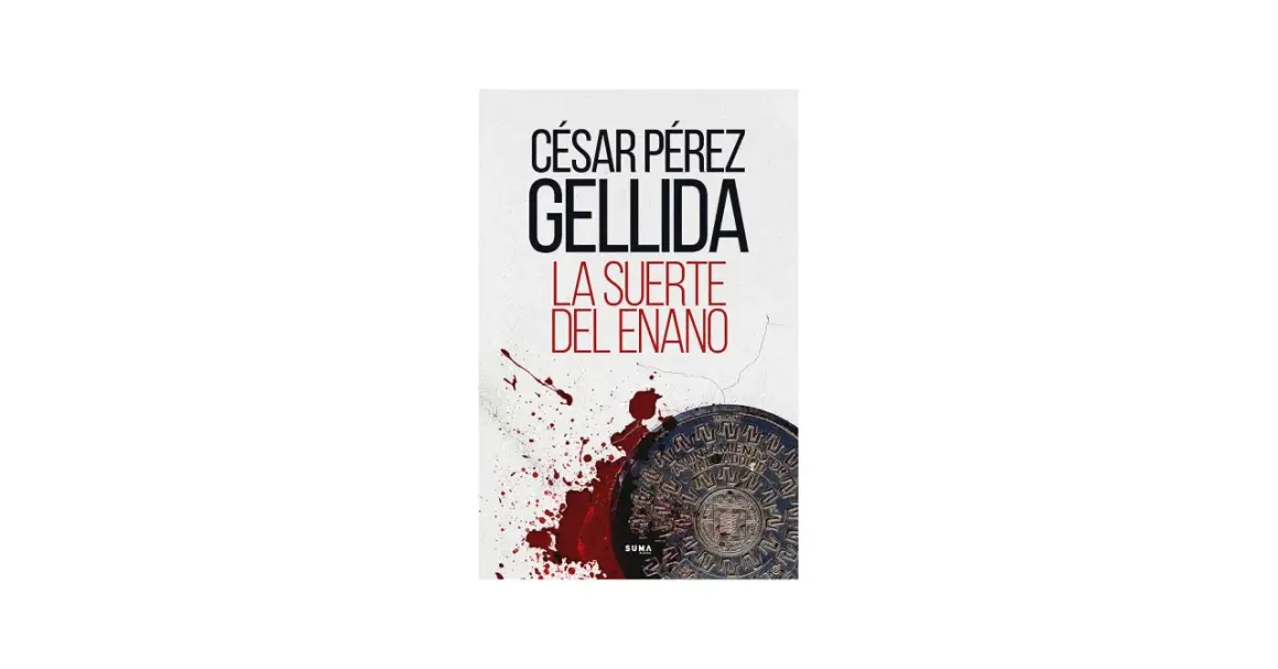 Portada del libro "La suerte del enano" de César Pérez Gellida, con manchas de sangre y una alcantarilla.