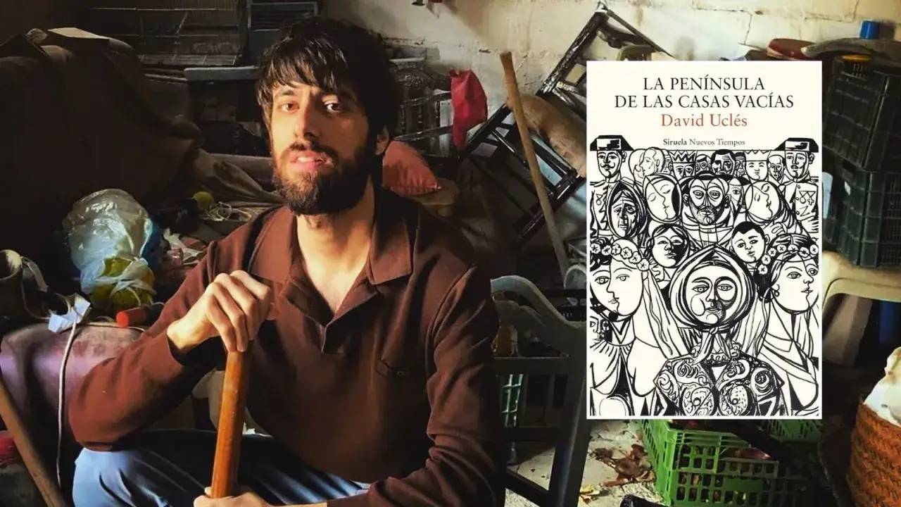 David Ucl&eacute;s, uno de los escritores de Ja&eacute;n, posa con su libro 