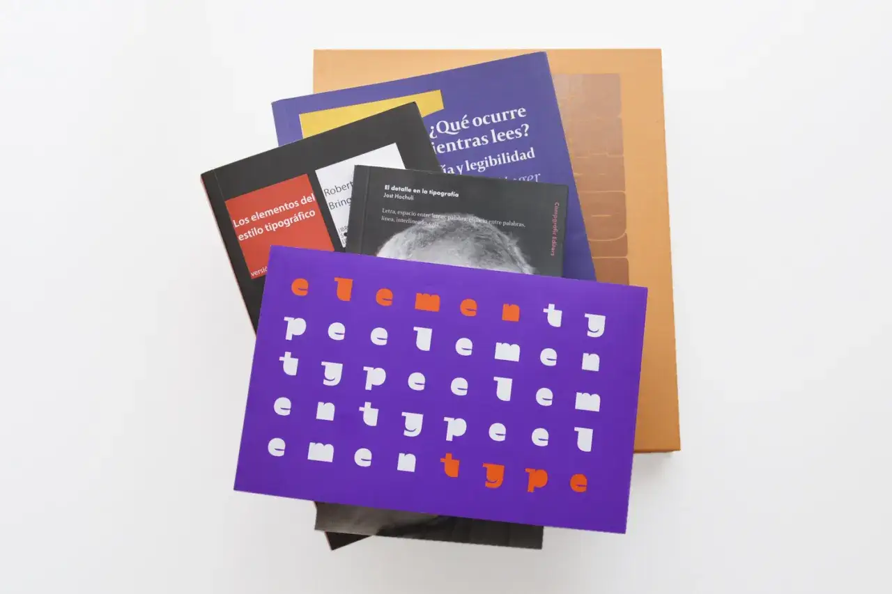 Libros sorprendentes sobre tipografía apilados, con títulos como 