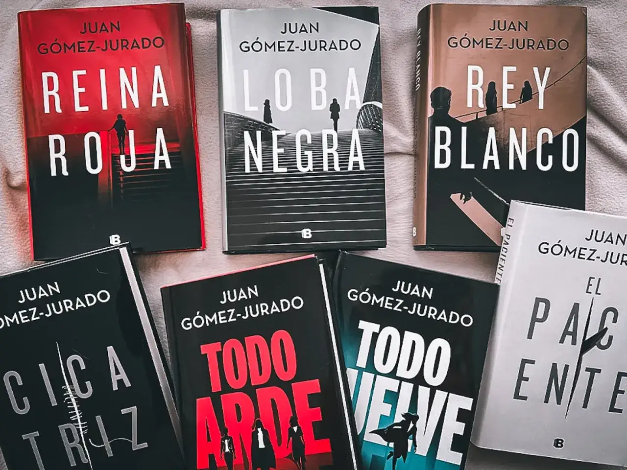 Libros de Juan Gómez-Jurado: Reina Roja, Loba Negra, Rey Blanco, El Paciente, Cicatriz y Todo Arde. El orden de lectura es importante para seguir la trama.