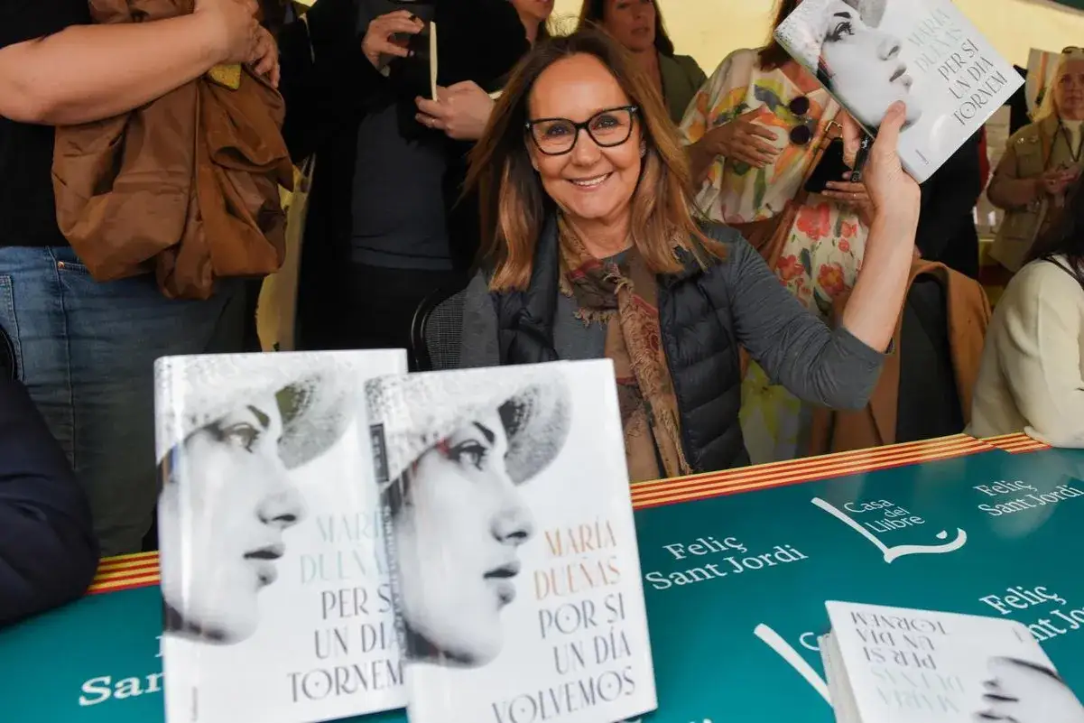 Mar&iacute;a Due&ntilde;as, una de las escritoras espa&ntilde;olas actuales m&aacute;s vendidas, sonr&iacute;e junto a sus libros 