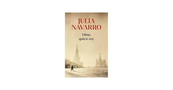 Portada del libro "Dime quién soy" de Julia Navarro. Un resumen visual de la historia, con una figura solitaria caminando en la Plaza Roja de Moscú, bajo un cielo nublado.