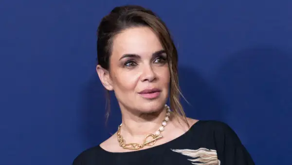 Carme Chaparro, con su estilo impecable, parece lista para organizar sus libros, quizás inspirada por el orden y la elegancia.