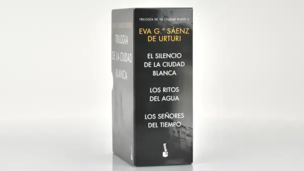 La trilogía "Ciudad Blanca" de Eva G. Sáenz de Urturi, en orden: "El Silencio de la Ciudad Blanca", "Los Ritos del Agua" y "Los Señores del Tiempo".