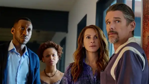 Mahershala Ali, Julia Roberts, Ethan Hawke y Myha'la Herrold miran con preocupación. Un resumen de "Dejar el mundo atrás" sugiere tensión.