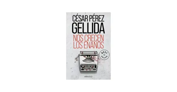Portada del libro "Nos crecen los enanos" de César Pérez Gellida. Una máquina de escribir antigua salpicada de sangre y un sello de "Best Seller" sugieren una trama intrigante.