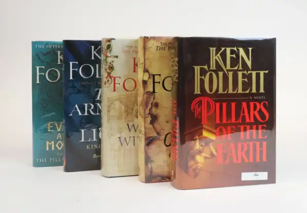 Libros de Ken Follett en orden: "The Pillars of the Earth" y otros títulos.