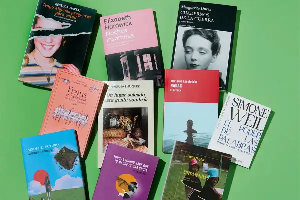 Un surtido de libros sorprendentes, con títulos como "Venus en la cocina" y "Cuadernos de la guerra", dispuestos sobre un fondo verde.