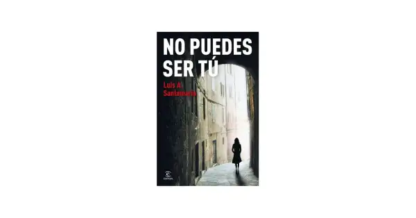 Portada del libro "No puedes ser tú" de Luis A. Santamaría. Una mujer camina por una calle estrecha y antigua.