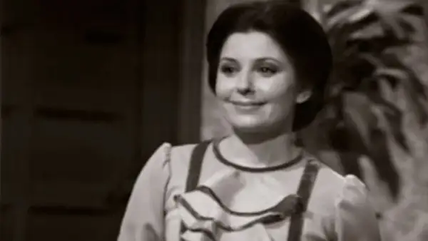 Pepita Jiménez, con su sonrisa pícara, parece contar un secreto. Un resumen de su vida, quizás.