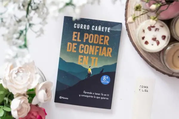 Libros que te cambian la forma de pensar: "El poder de confiar en ti" de Curro Cañete, rodeado de flores y velas.