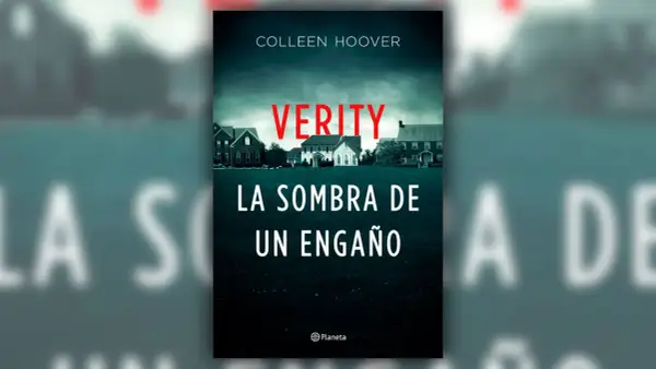 La portada del libro "Verity: La Sombra de un Engaño" de Colleen Hoover, con casas suburbanas bajo un cielo oscuro.